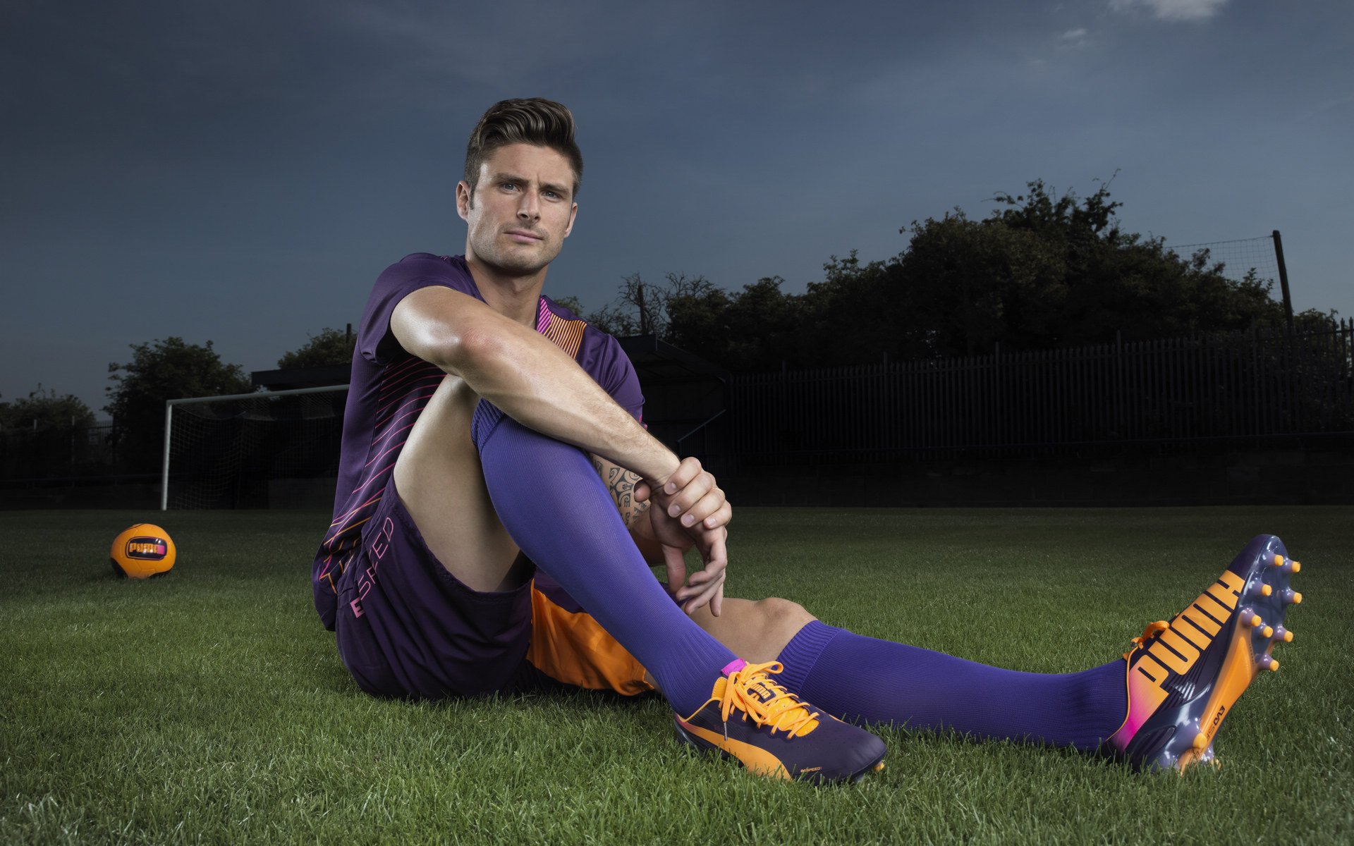 球员们在足球比赛中如何展现出团队合作的重要性?,踢足球团队合作